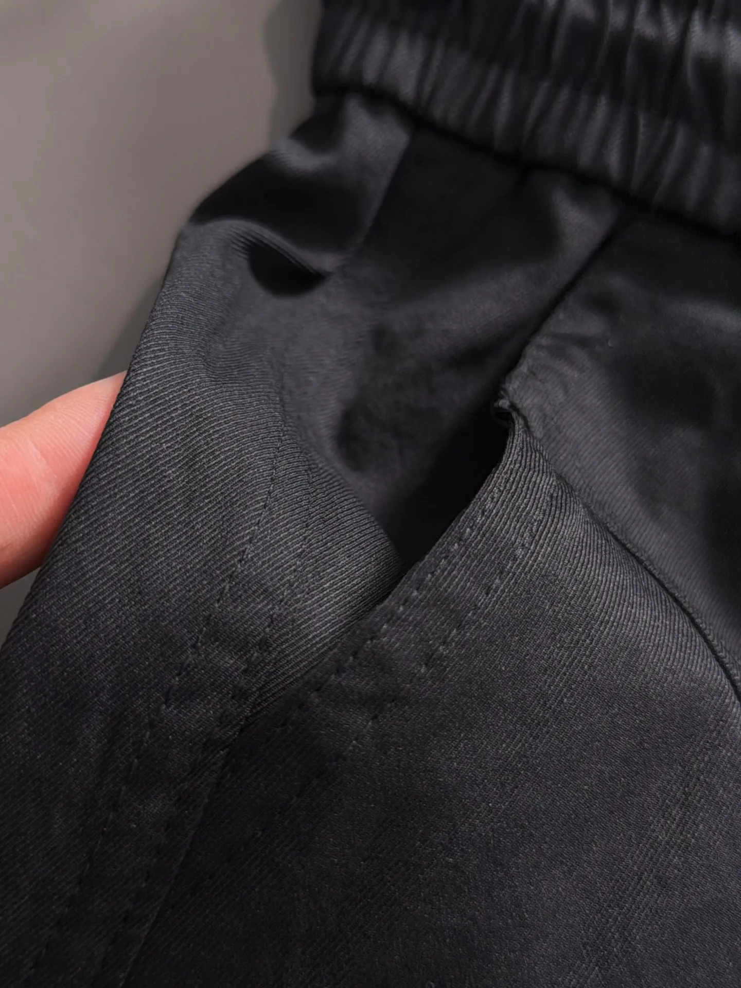 LP 2041 Spring/Summer New Arrival elastic band casual shorts, counter-customized fabric Breathable, high comfort, impeccable details, brand element design concept, reflecting high quality. It feels delicate and soft! It presents a casual cut and the upper body shape is great! Sizes:S-2XL